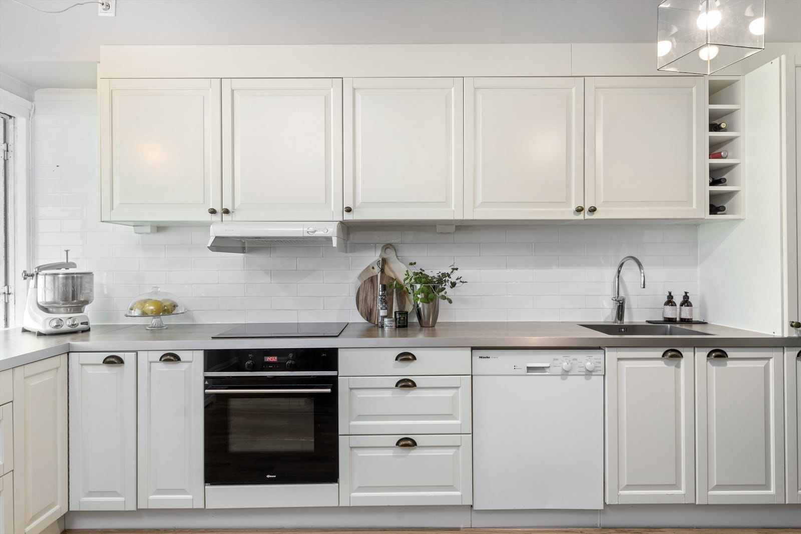 Følgende hvitevarer er inkludert i handelen: Oppvaskmaskin, komfyr, integrert kjøleskap og frittstående kjøleskap. Galleribilde