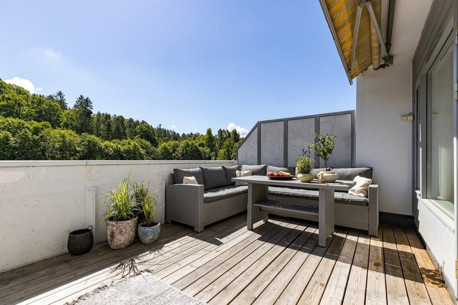 Fra stuen er det utgang til terrasse på 14 kvm med god plass til stir sittegruppe Galleribilde