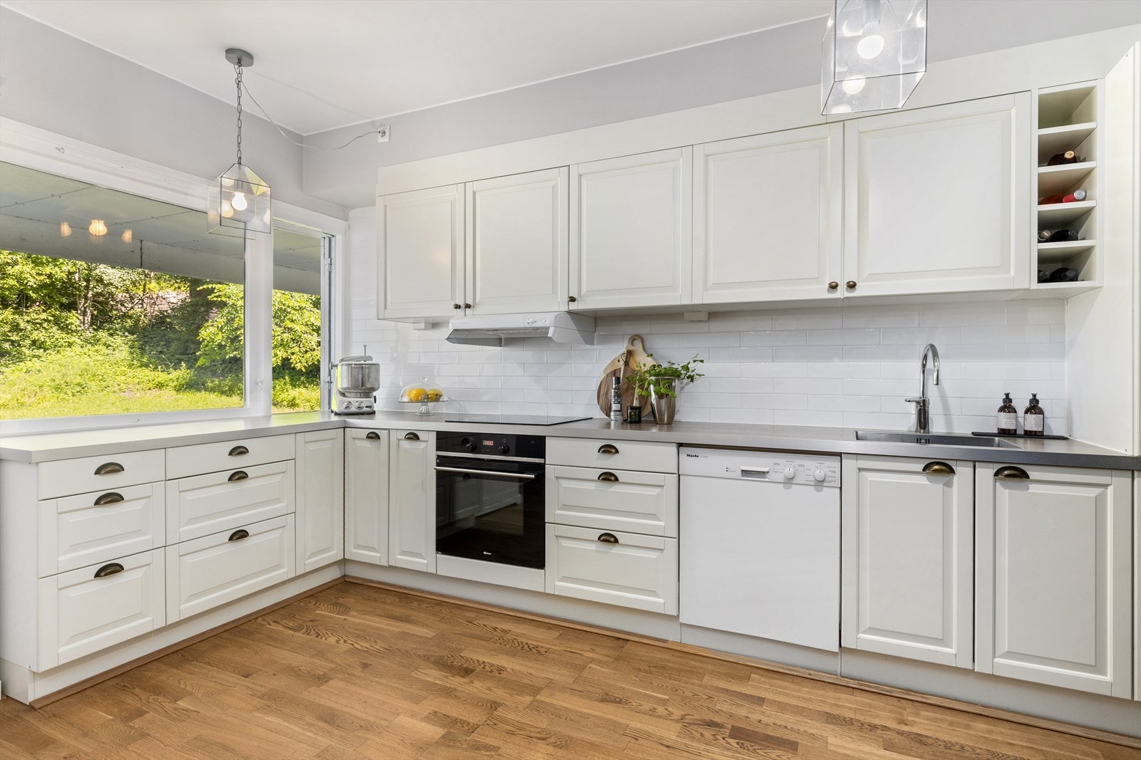 Meget god oppbevaringsplass i over og underskap Galleribilde