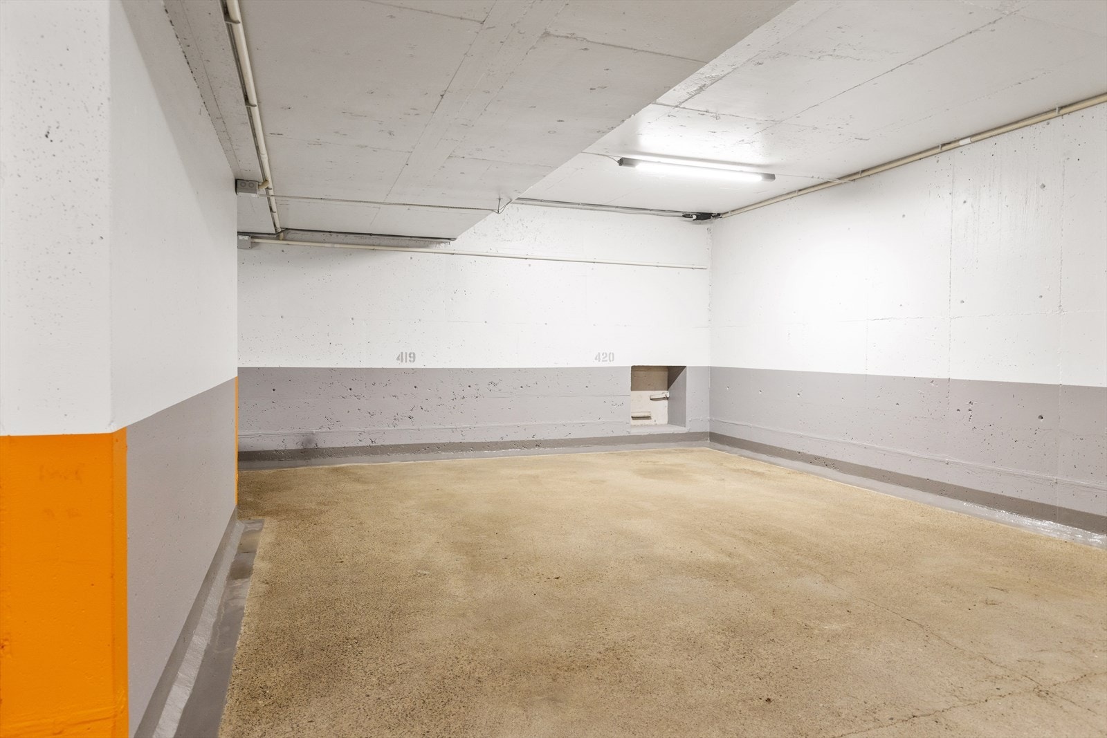 Boligen har en parkeringsplass i felles garasjeanlegg med adkomst via heis. Sameiet har felles dekkhotell. Galleribilde