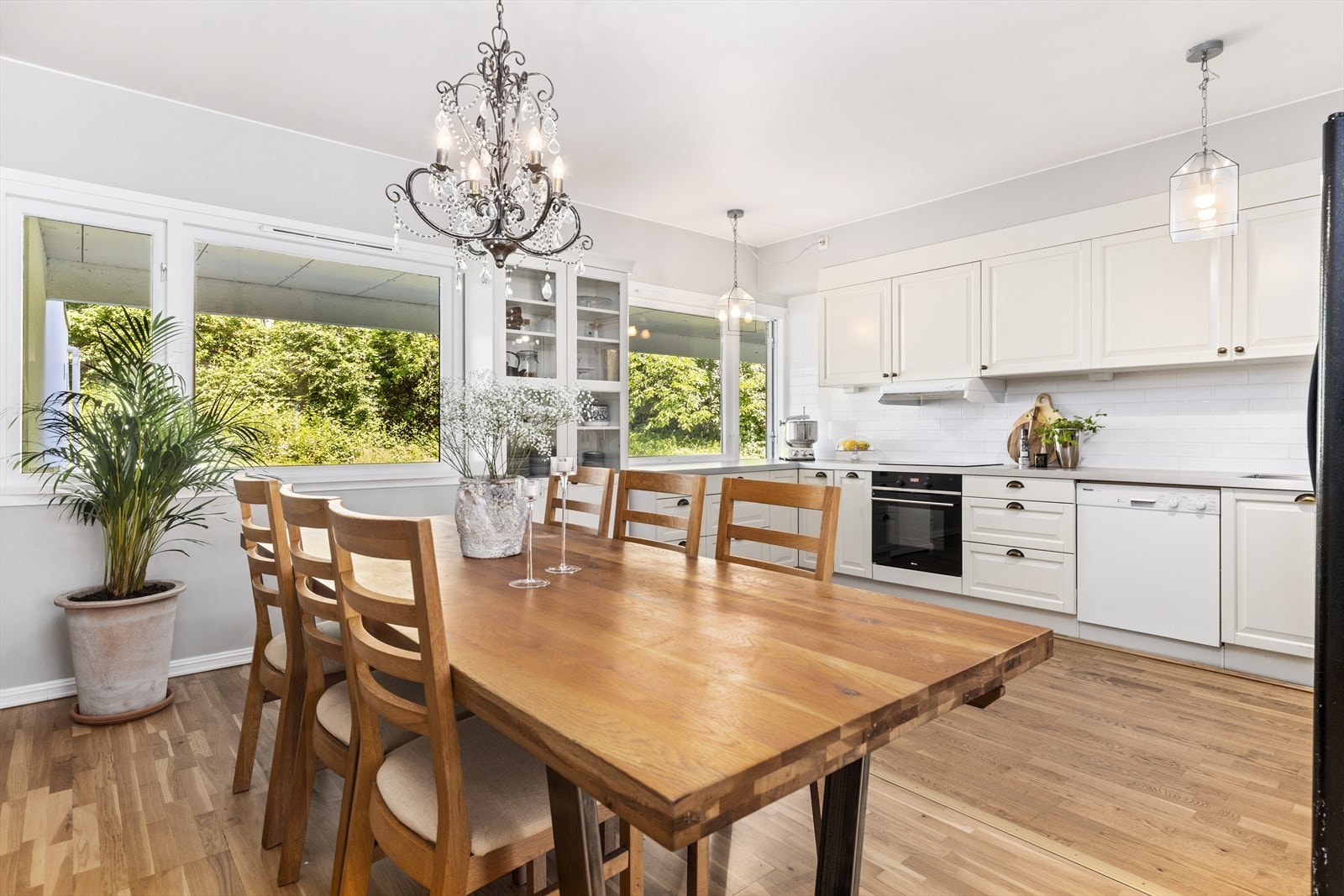 Stort og pent kjøkken med innredning fra 2017 Galleribilde