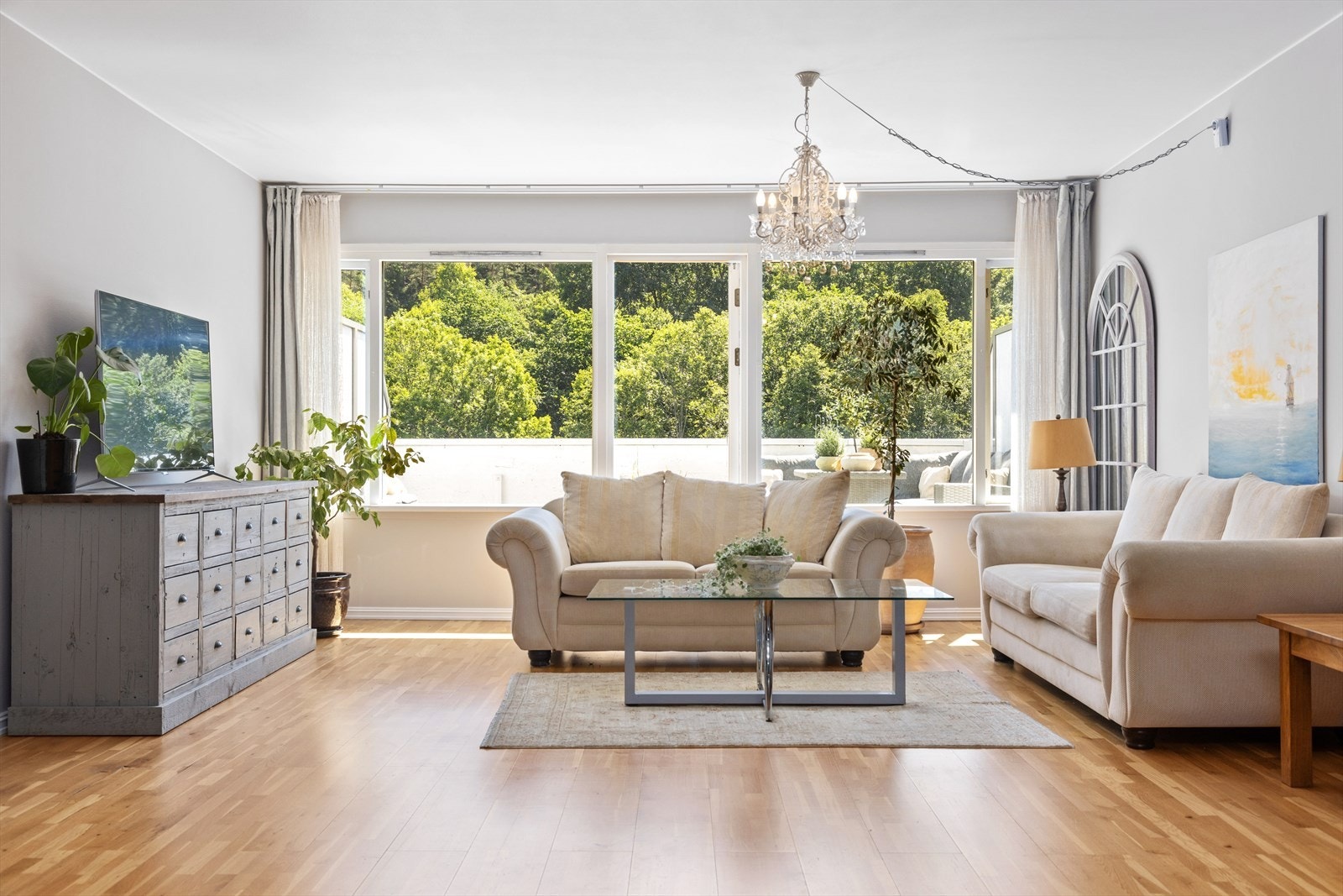 Store vinduer slipper inn rikelig med dagslys. Leiligheten er gjennomgående i bygget Galleribilde