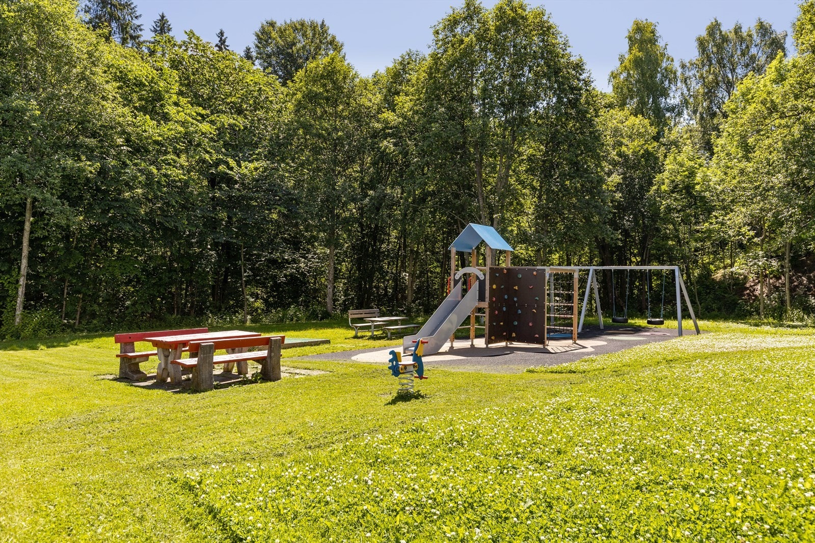 Sameiet har lekeplass, hage og sittegrupper - svært barnevennlig Galleribilde