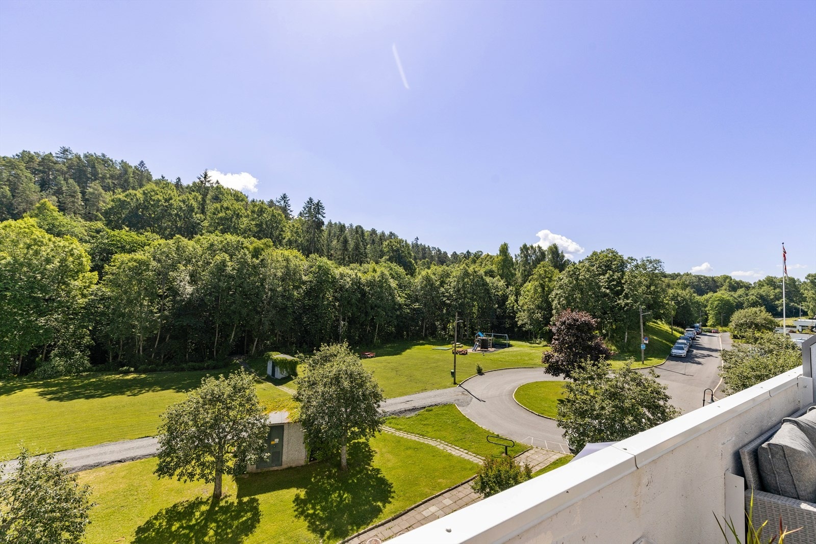 Meget god beliggenhet med kort vei til service- og kollektivtilbud samt flotte turområder og Hvervenbukta Galleribilde