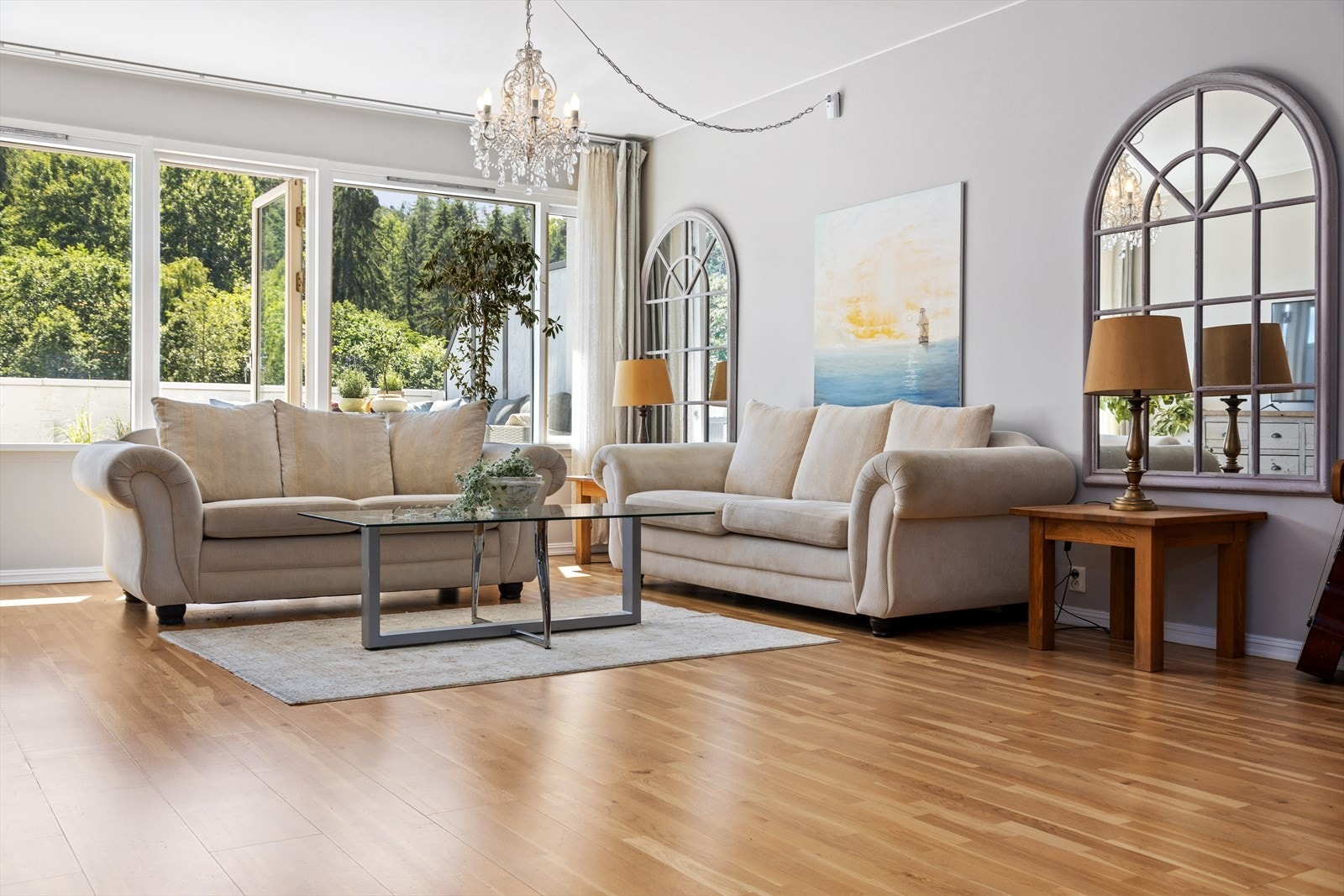 Stuen er romslig og har flere møbleringsmuligheter Galleribilde