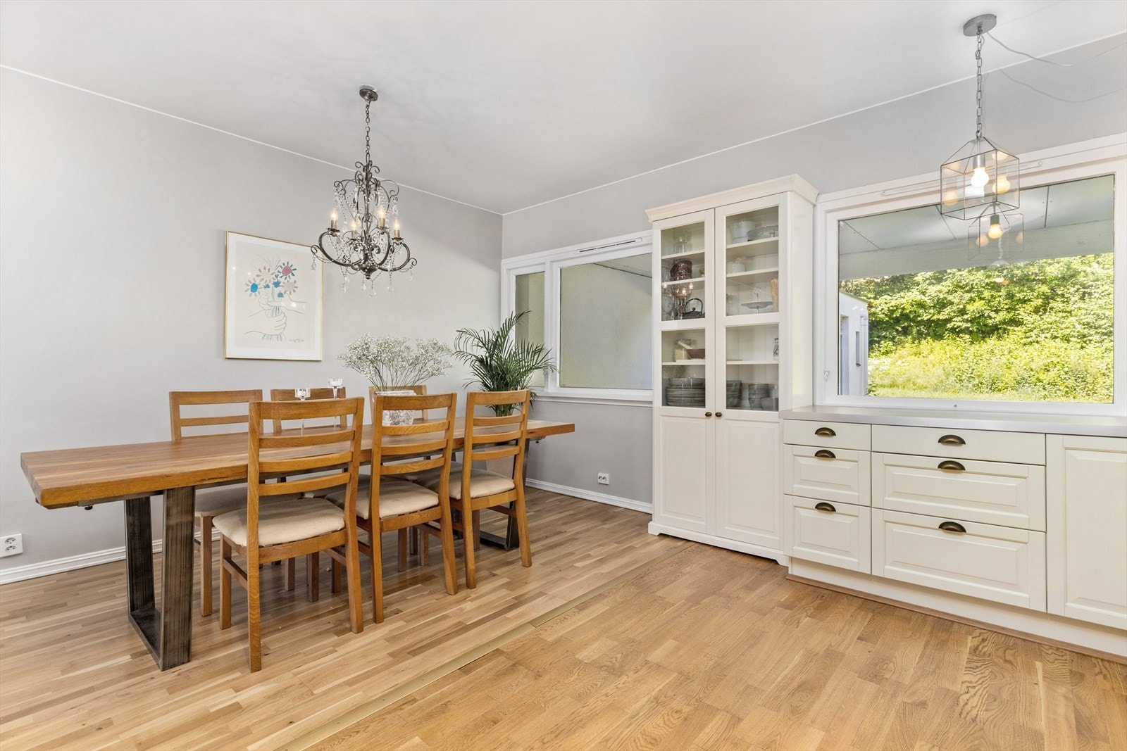 Hyggelig plass til langbord på kjøkkenet. Her er det mulig å opprette et ekstra soverom Galleribilde