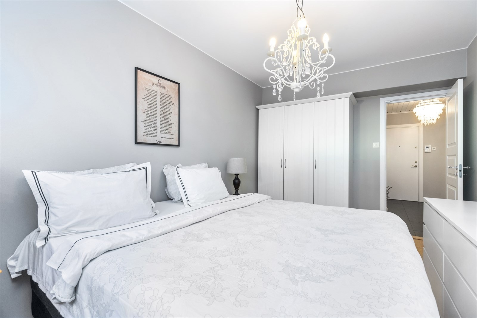 Stort hovedsoverom med god plass til dobbeltseng, nattbord og garderobeskap Galleribilde