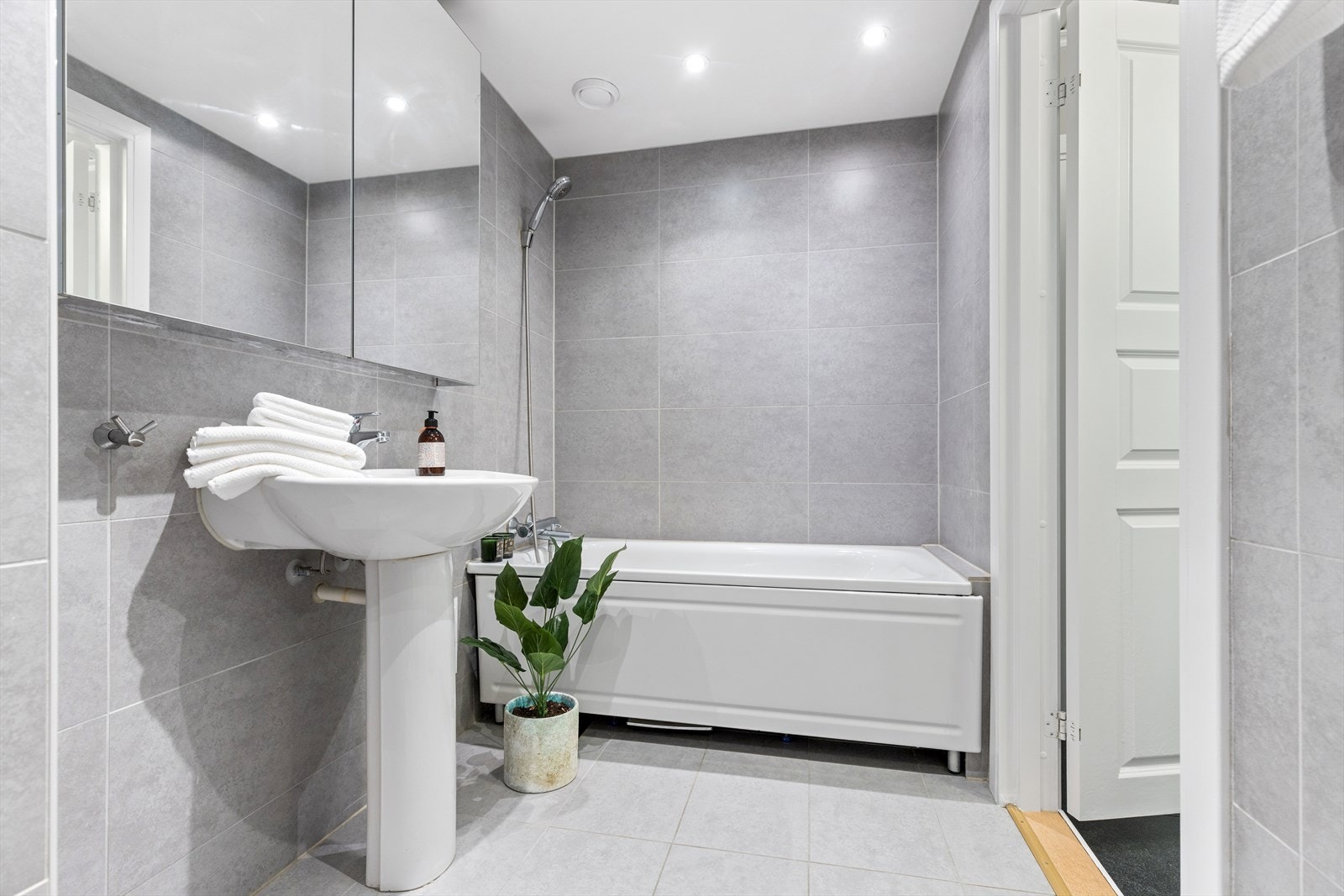 Flislagte overflater, downlightsbelysning og gulvvarme Galleribilde