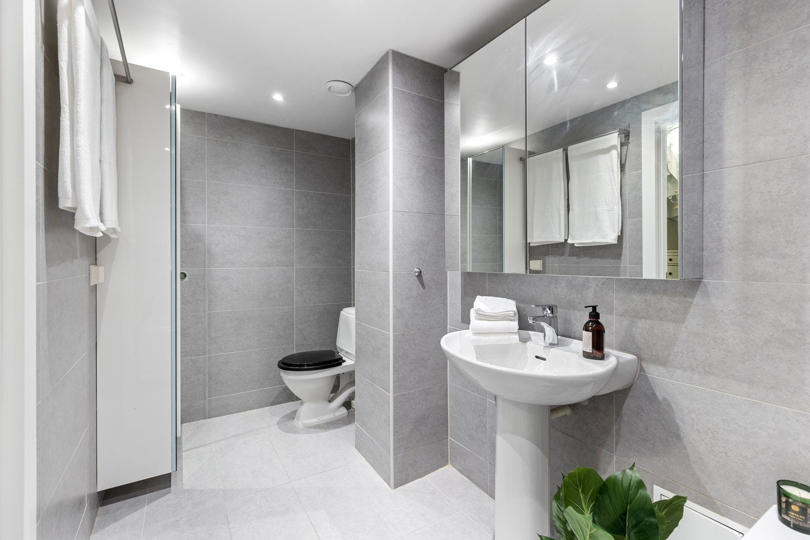 Romslig bad - Overflateoppusset i 2012 Galleribilde