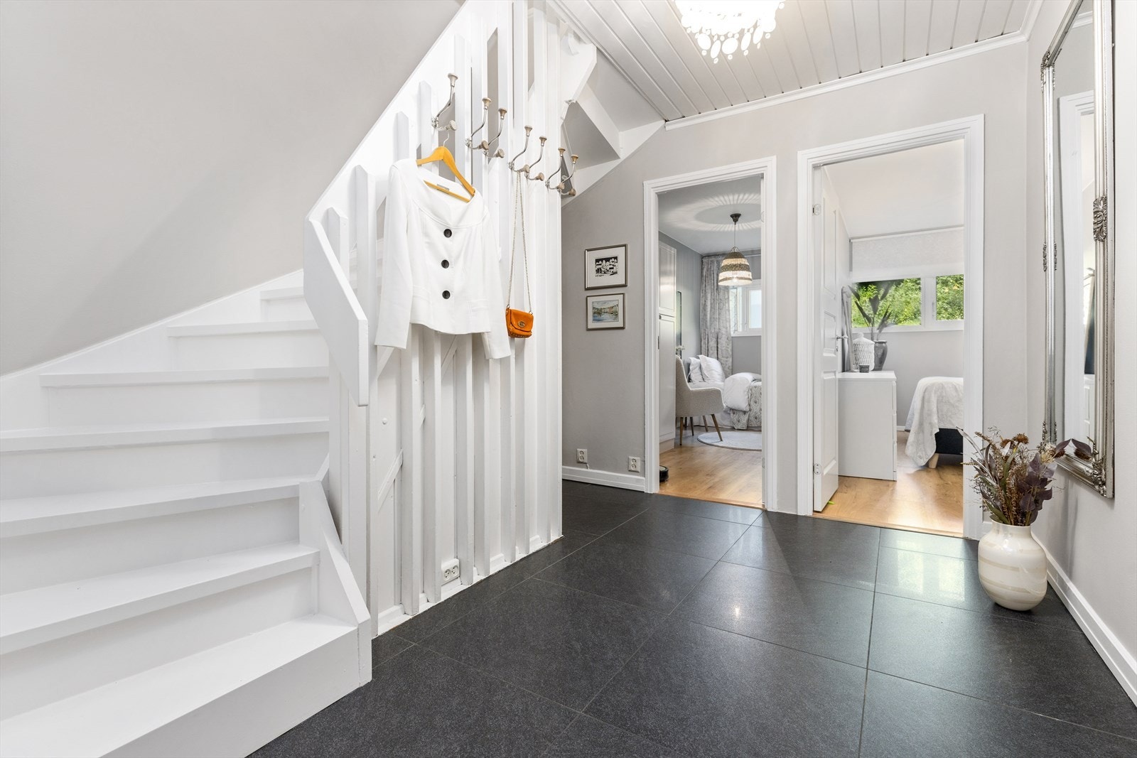 Meget romslig gang med trapp Galleribilde