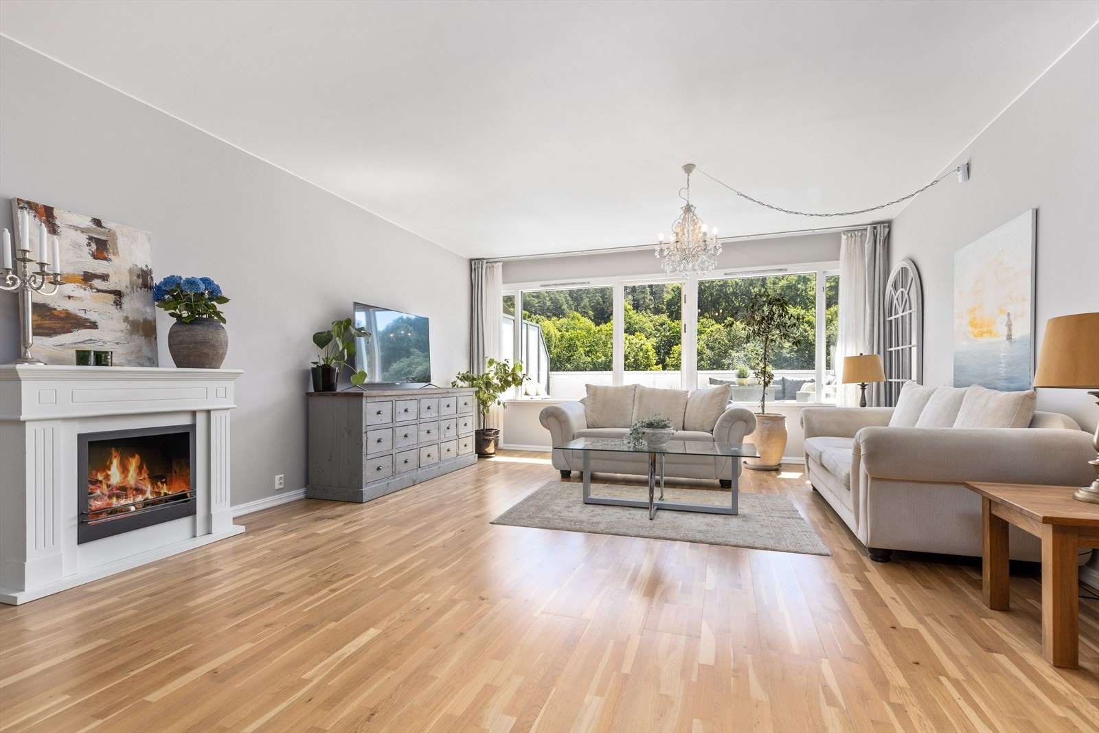 Velkommen til en romslig og lys 3-roms med flott utsikt mot grønne omgivelser Galleribilde