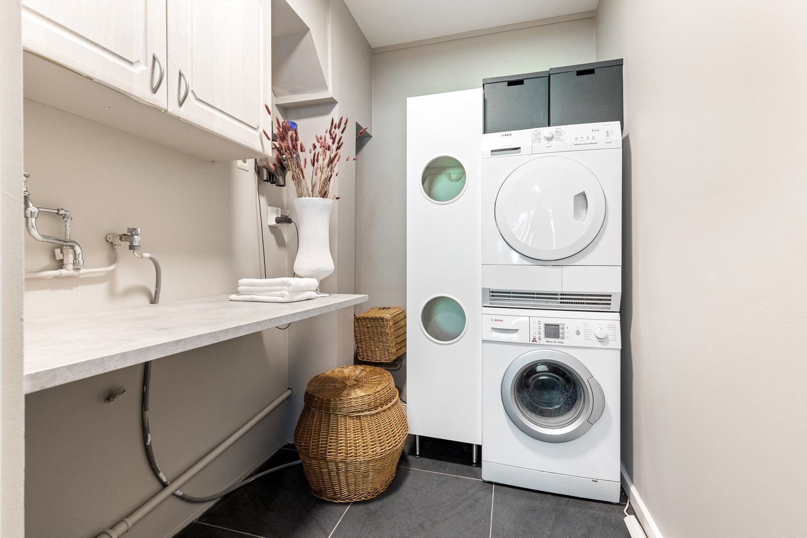 Praktisk bod i tilknytning til kjøkkenet med opplegg for vaskemaskin. Galleribilde