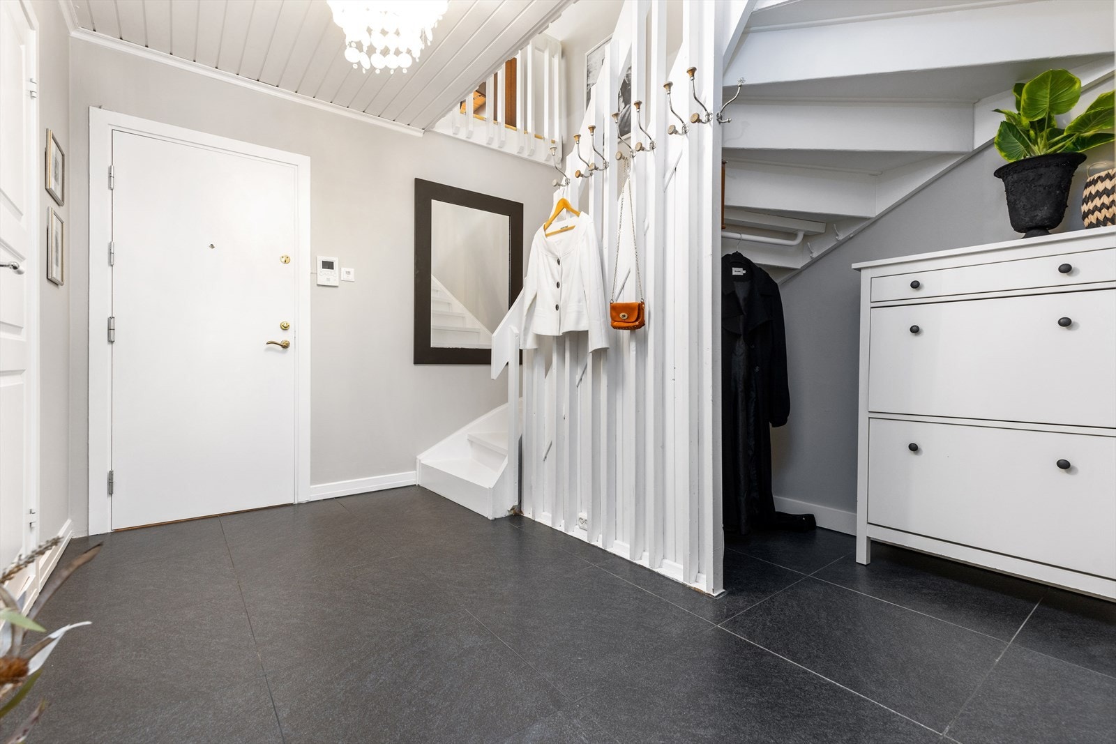 Plass til oppbevaringsmøblement under trappen Galleribilde