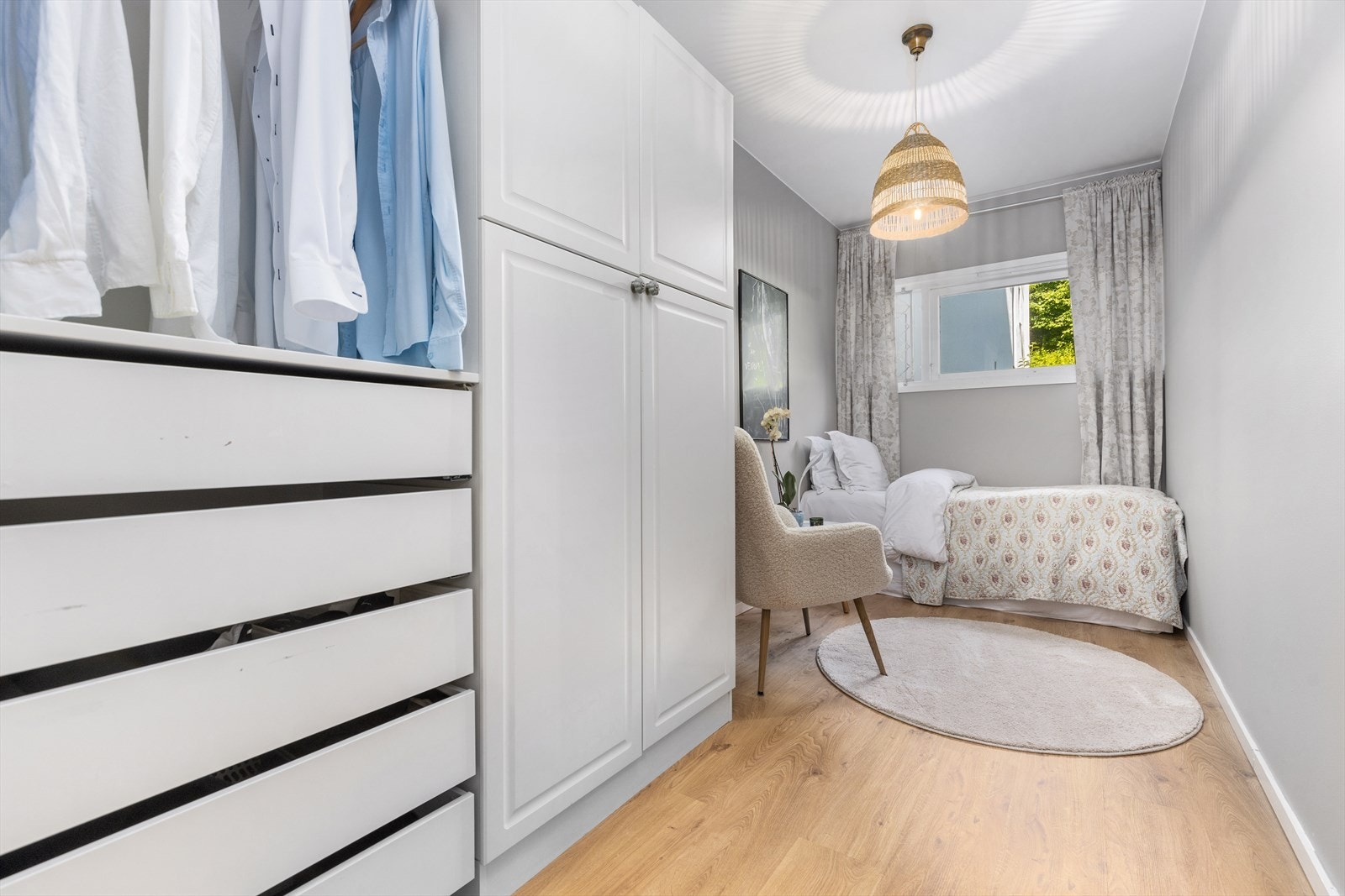 Soverom 2 har meget god garderobeplass. Galleribilde