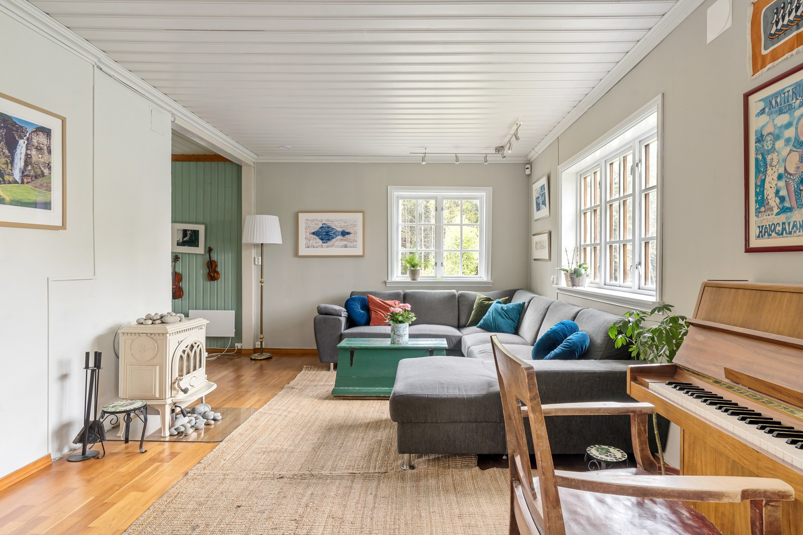 Stuen er utformet i vinkel som gir flere naturlige sosiale soner til flere sittegrupper.