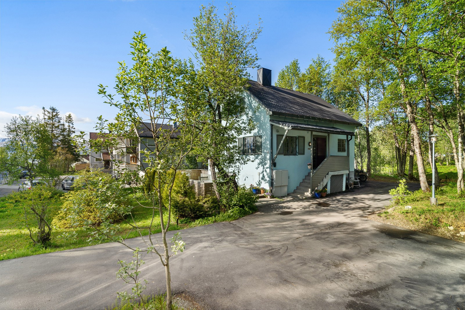 Bilen parkerer du enten i garasjen bak huset eller på den asfalterte innkjørselen. Elbil-lader ble montert i 2021.