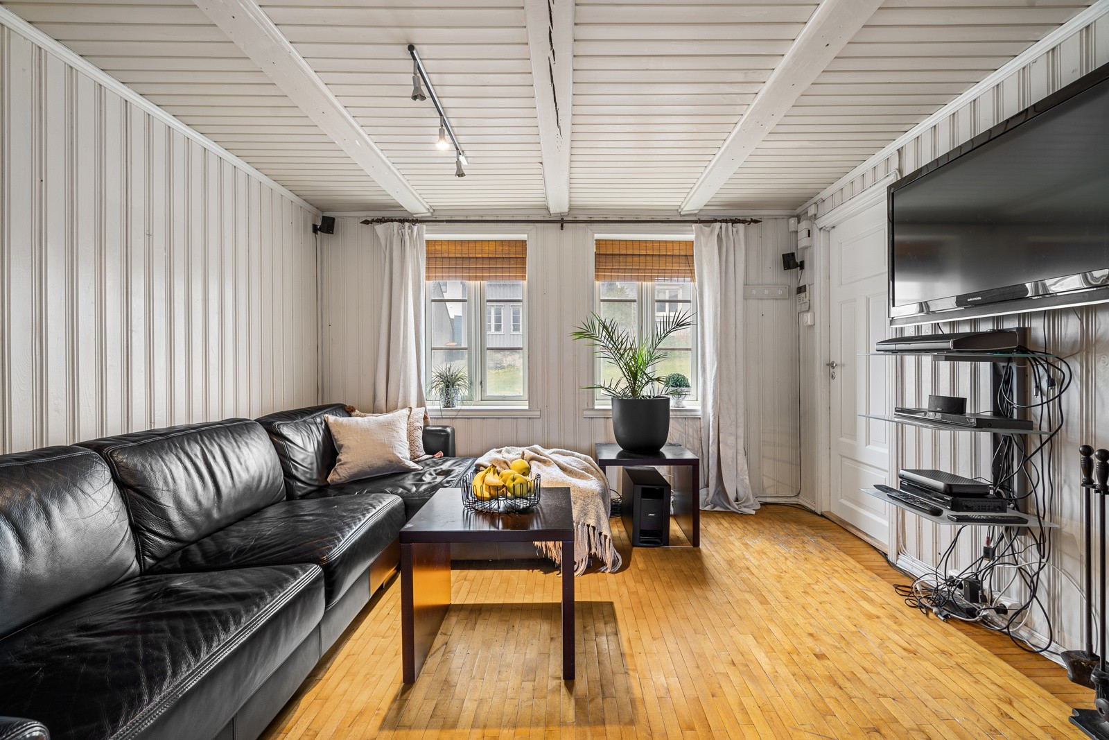 Stuen fremstår lys og romslig med god plass til sofa med tilhørende sofabord.