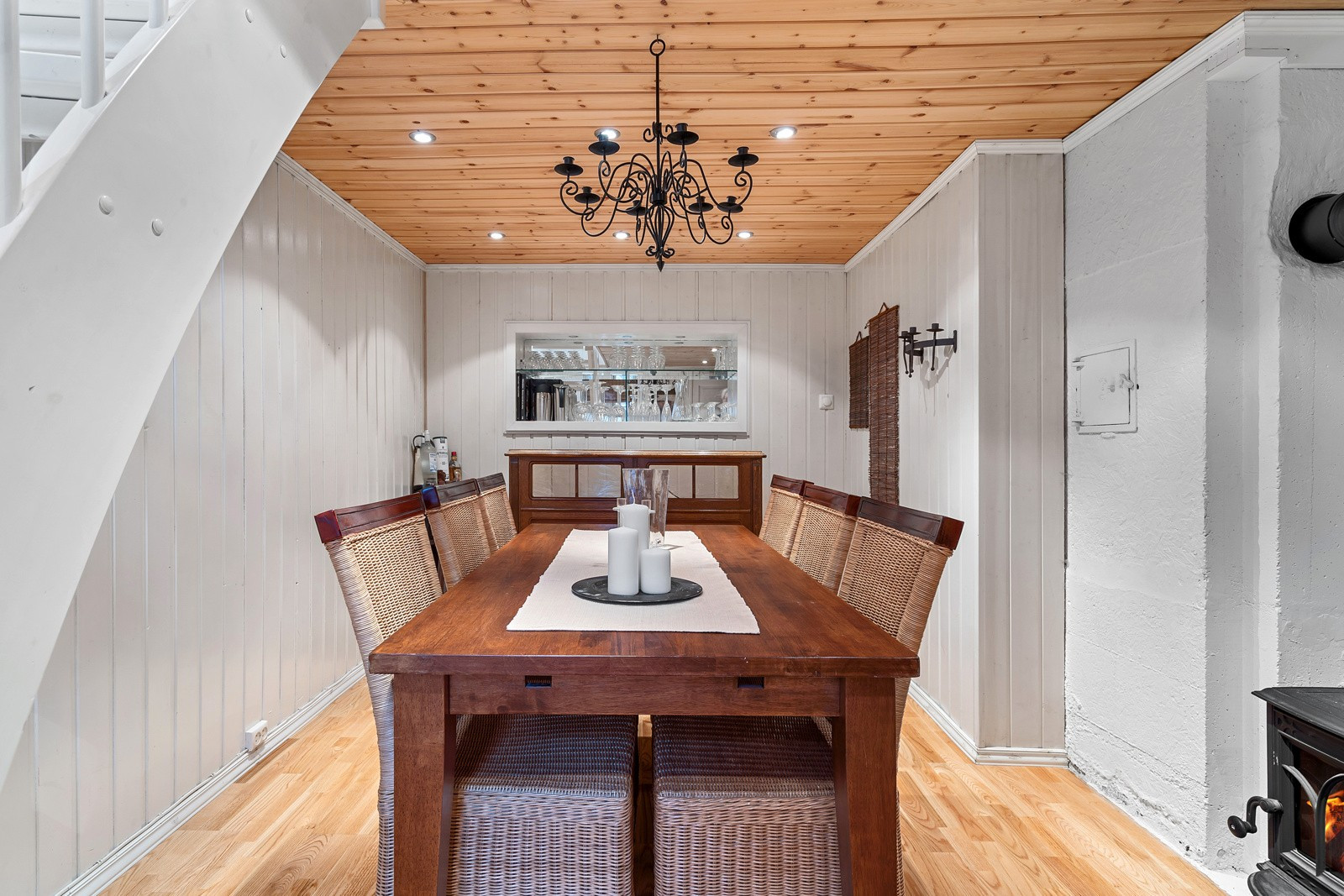 I dag benyttes kjellerstuen som spisestue med plass til stort spisebord.