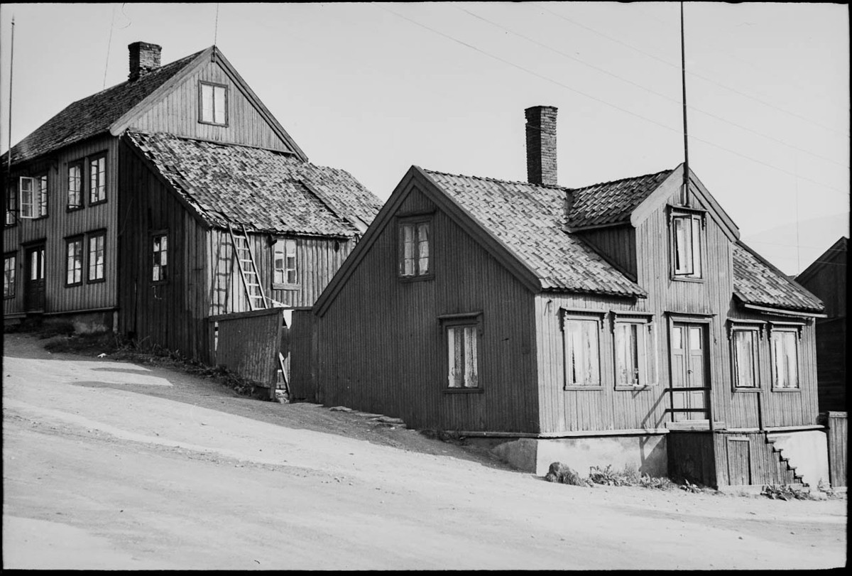 Boligen, som ligger bak til venstre i bildet) var et av de første av de gamle trehusene i sentrum som ble helrenovert (på 90-tallet), noe eierne fikk pris for. Foto fra Perspektivet Museum