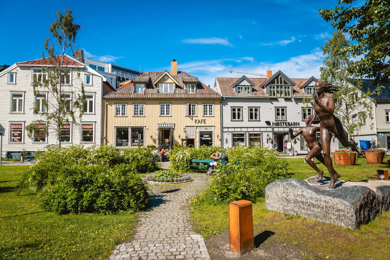 Boligen ligger meget fint til like ovenfor bykjernen og har gåavstand til alle sentrums kultur- og aktivitetstilbud. Sentrum har også flere fine rekreasjonsområder med parker og kafeer.