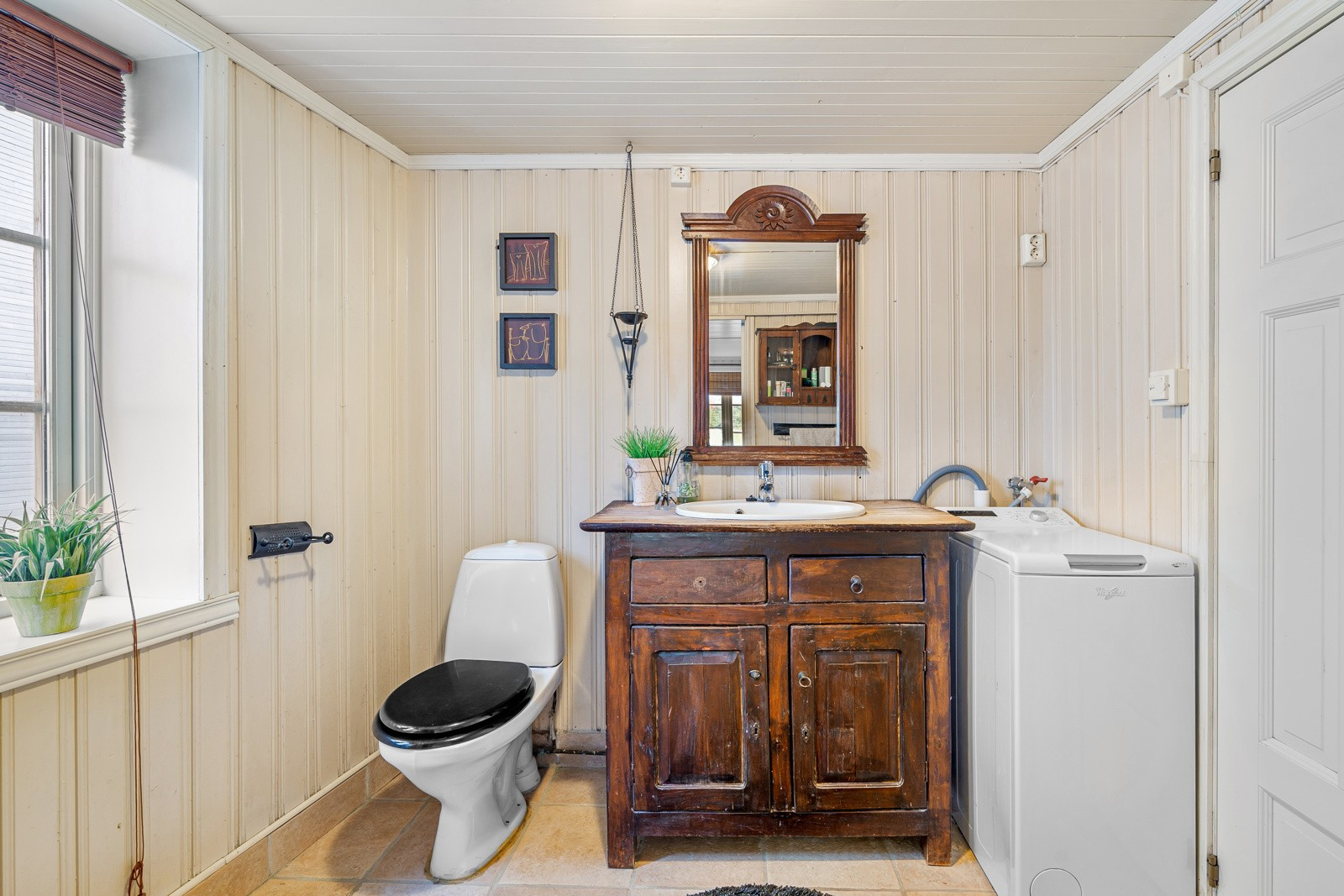 Badet er av god størrelse, har flislagt gulv med gullvarme og plass til vaskemaskin.