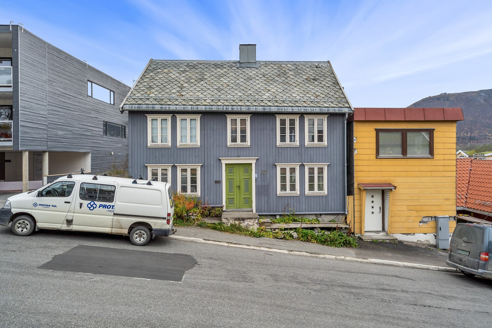 Fra leiligheten har du gangavstand til alt av sentrums fasiliteter samt nærhet til busstopp med hyppige avganger til UNN/UiT, Jekta, Tromsø Lufthavn m.m.