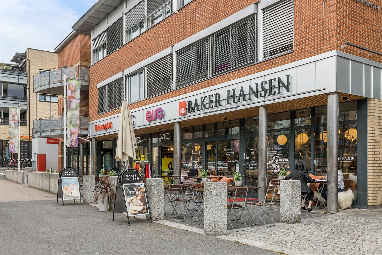 Røa Torg og senter som er ett T-bane stopp unna byr på flere butikker, restauranter, shopping, kafeer m.m. Galleribilde