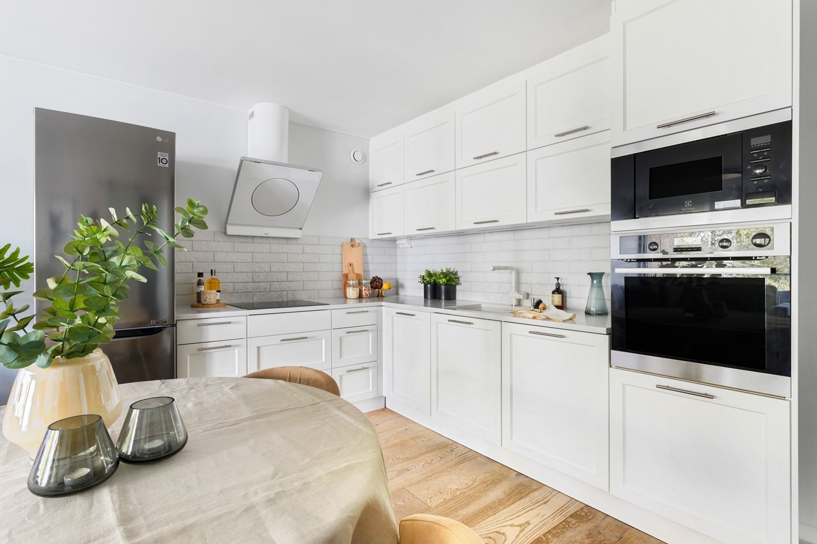 Stilrent kjøkken fra 2016 med integrerte hvitevarer. Galleribilde