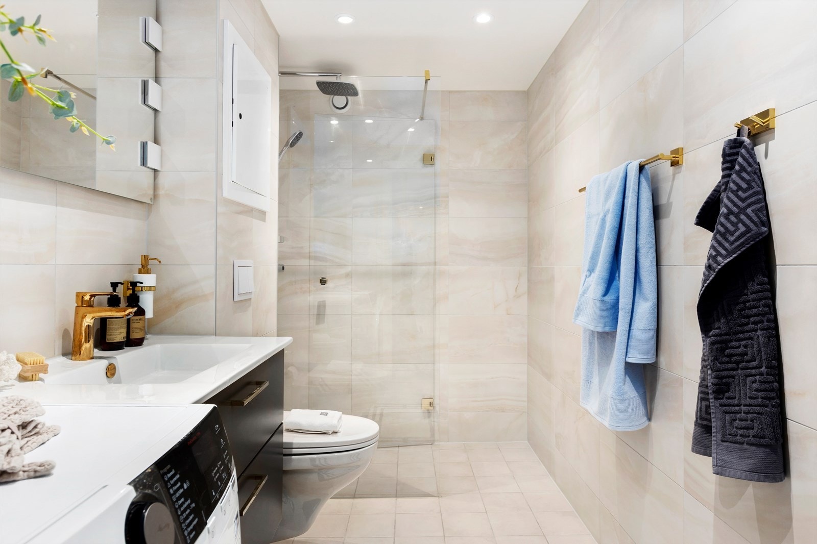 Moderne baderom fra 2018 med eksklusive tilvalg og fliser. Galleribilde