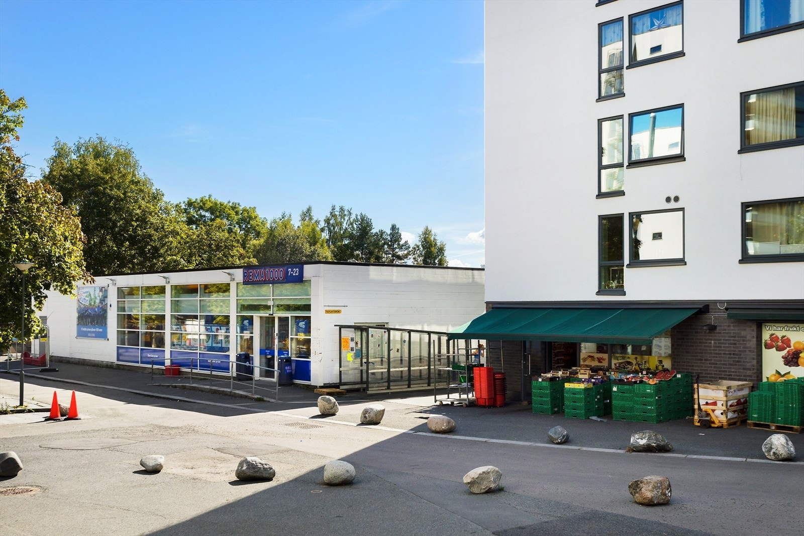 Rema 1000 og Hovseter Frukt og Grønt ligger et steinkast unna leiligheten. Galleribilde