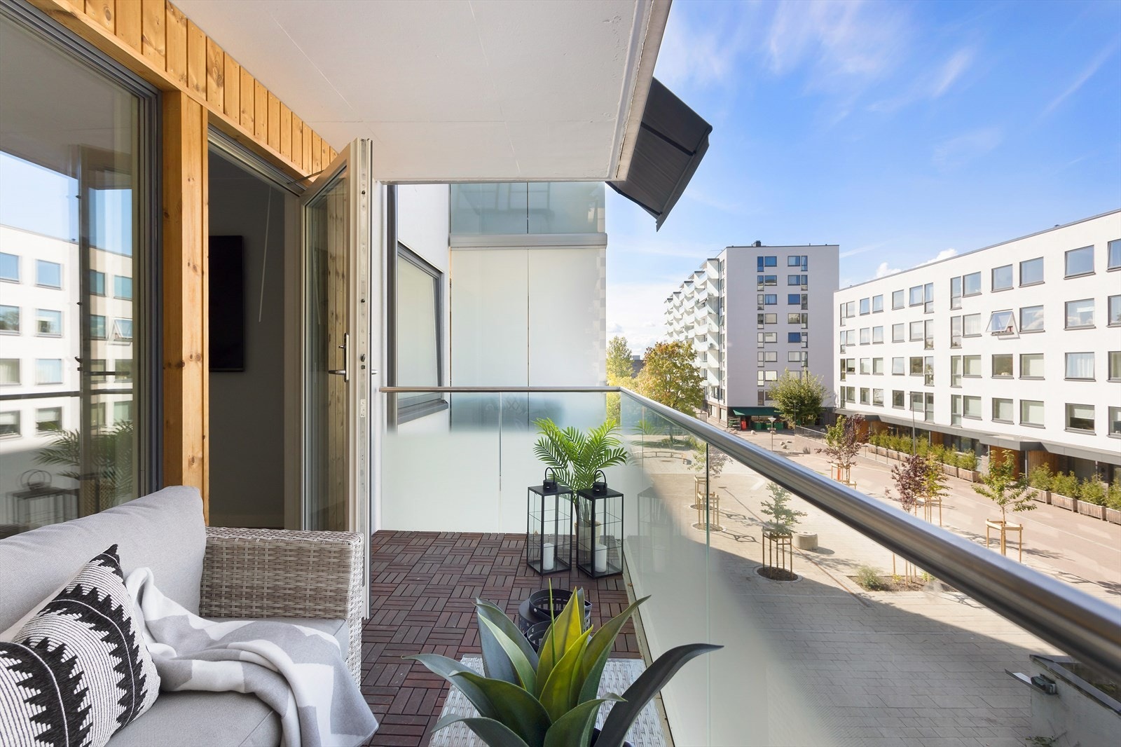 Balkongen er stor og har god plass til utemøbler og grill m.m. Galleribilde