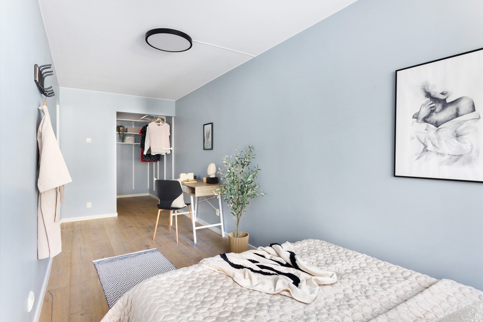 Det er plass til dobbeltseng og andre diverse møbler, i tillegg til at det har et eget walk-in closet. Galleribilde