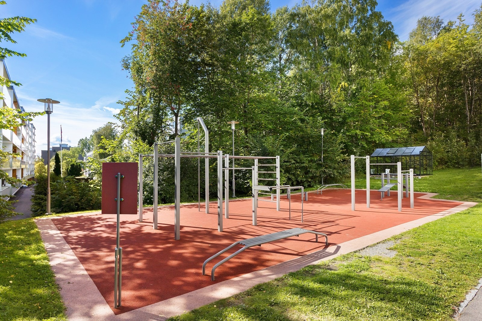 Treningspark, idrettsanlegg og turmuligheter rett i nærheten. Galleribilde