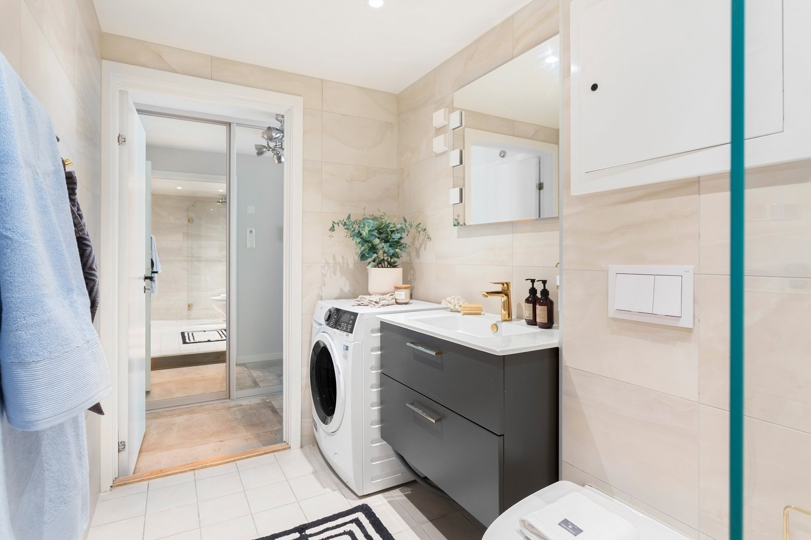 Badet har opplegg for vaskemaskin og varmekabler i gulvet. Galleribilde