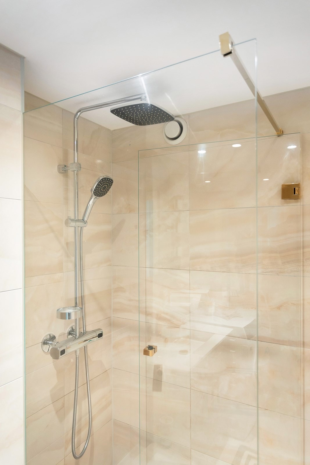 Påkostet dusjhjørne med regnfallsdusj og hånddusj. Galleribilde