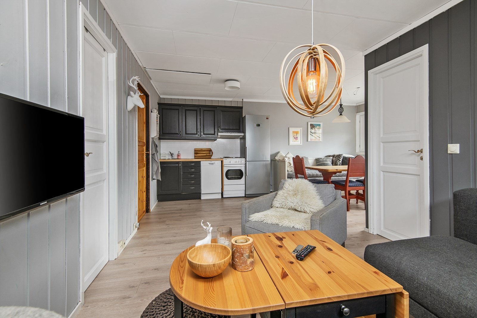 Stuen har nyere gulv, og er malt i duse farger Galleribilde