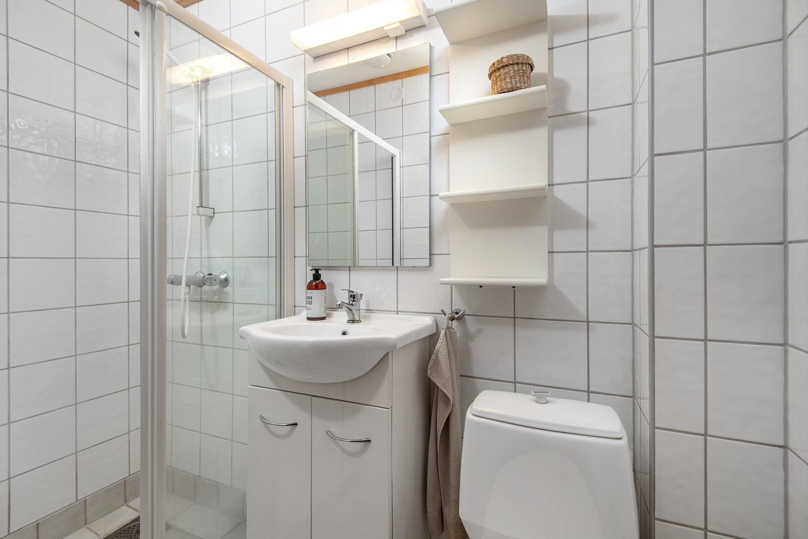 Bad med flislagte overflater og varmekabel Galleribilde