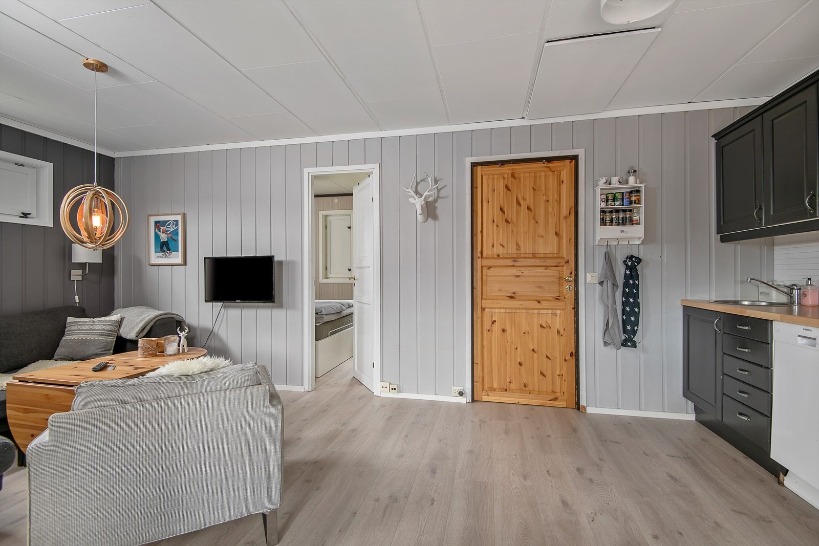 Stuen har kjøkken i åpen løsning Galleribilde