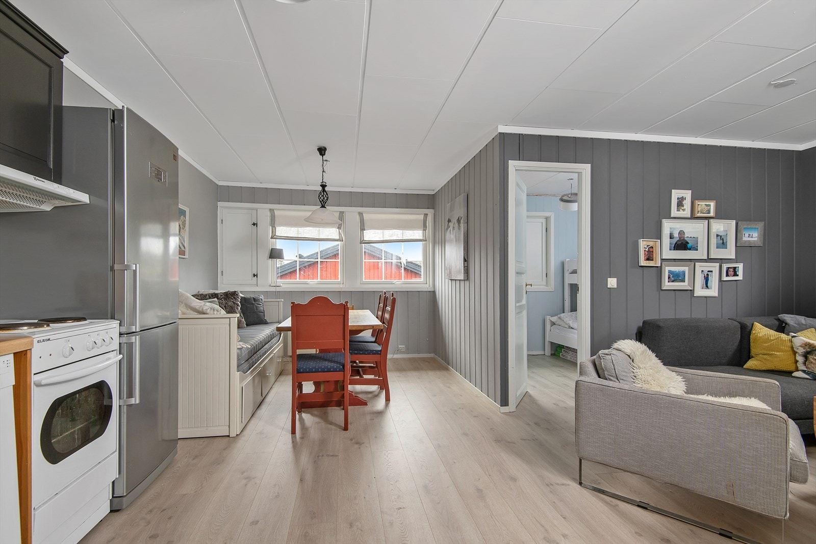 Romslig stue med flere møbleringsmuligheter Galleribilde