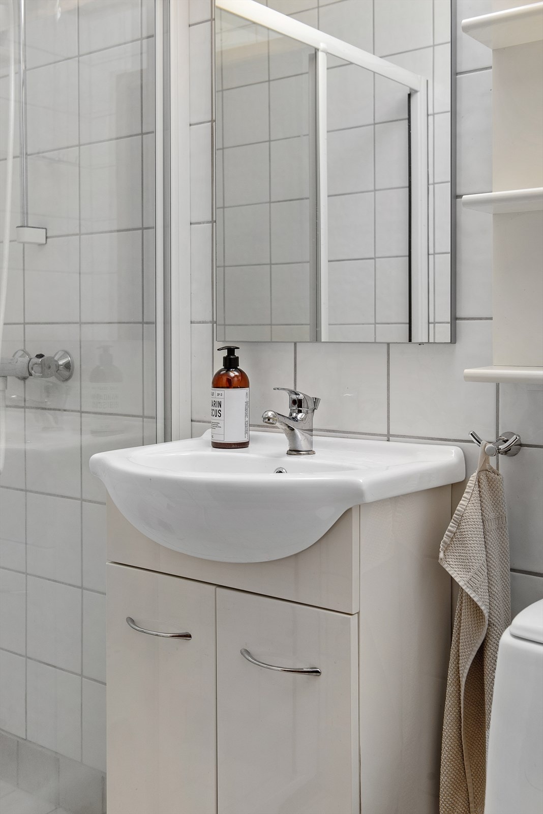 Baderomsinnredning med slette lyse fronter Galleribilde