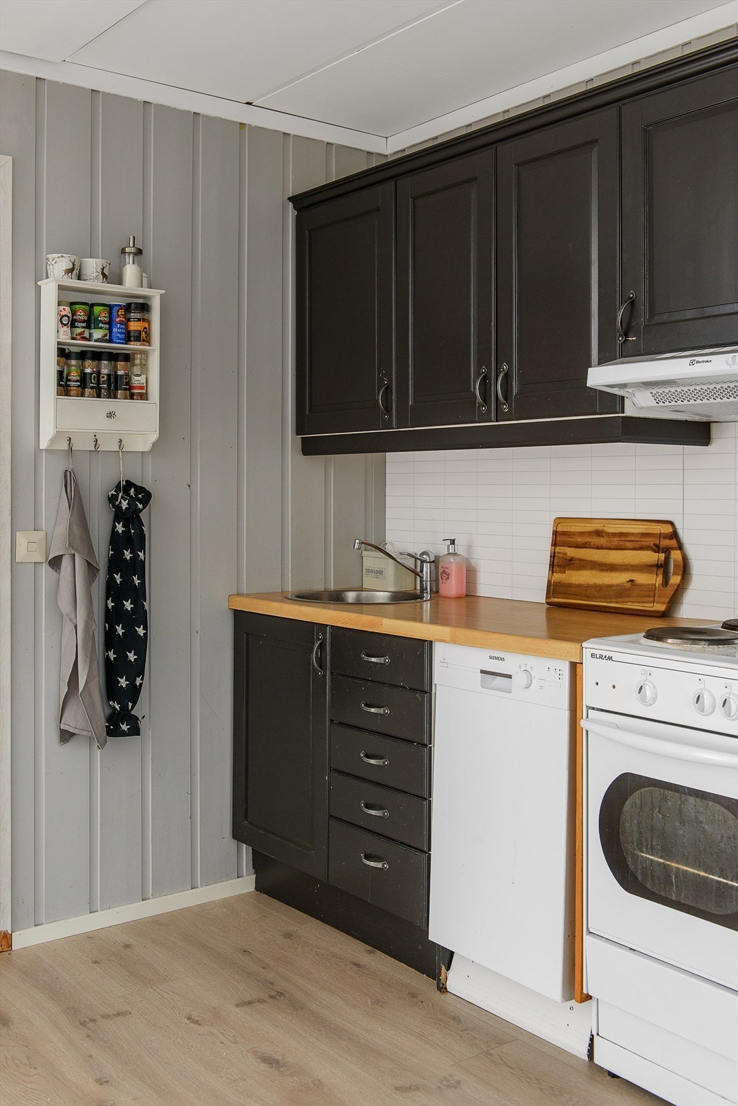 Kjøkkenet har innredning med malte fronter Galleribilde