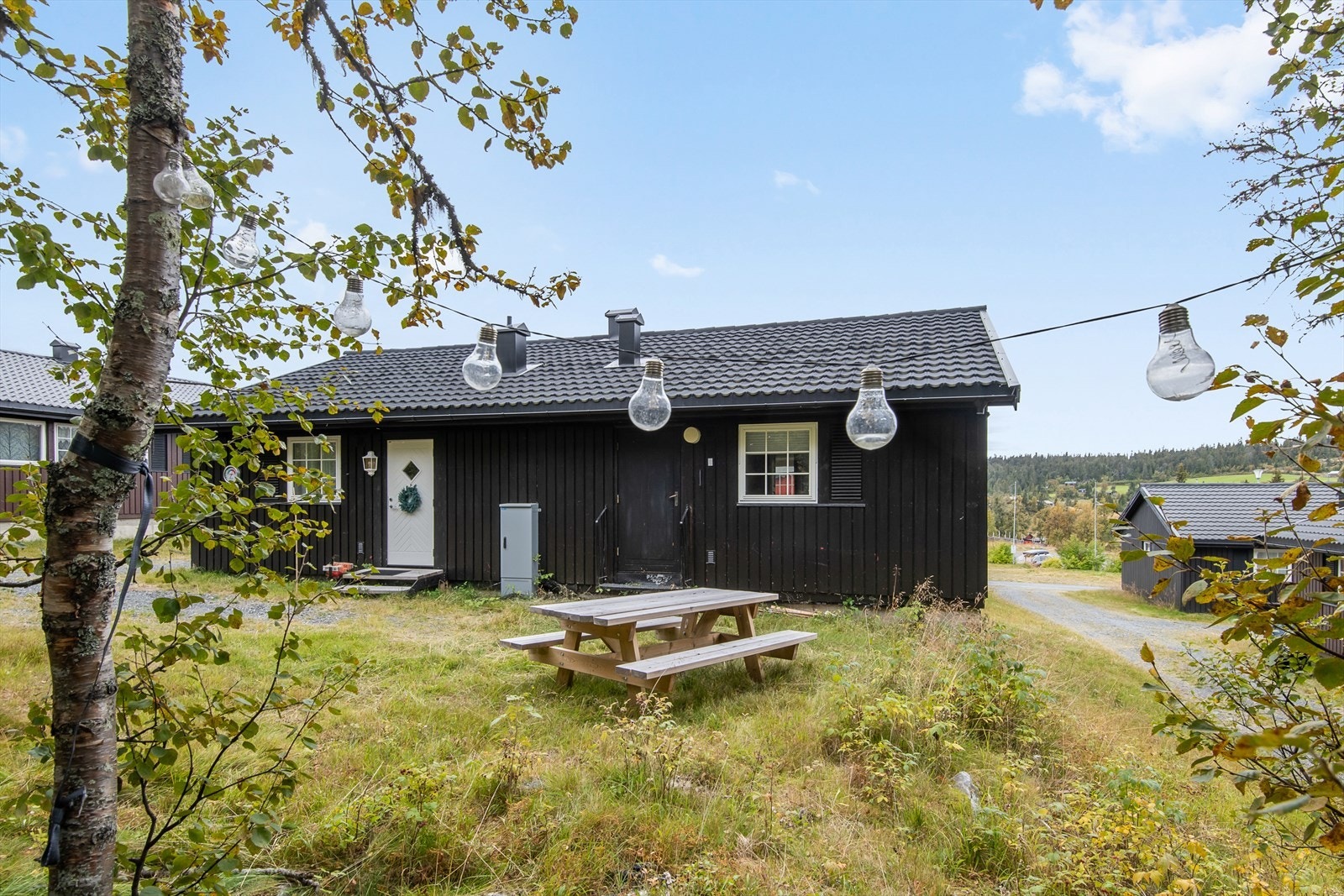 Hytta ligger på et felles tun med andre identiske hytter i tilknytning til Thon Hotell Austlid Fjellstue. Galleribilde