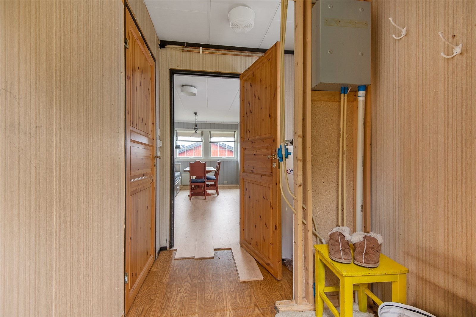 Entréen er romslig. Påbegynt oppussing som ikke er fullført Galleribilde