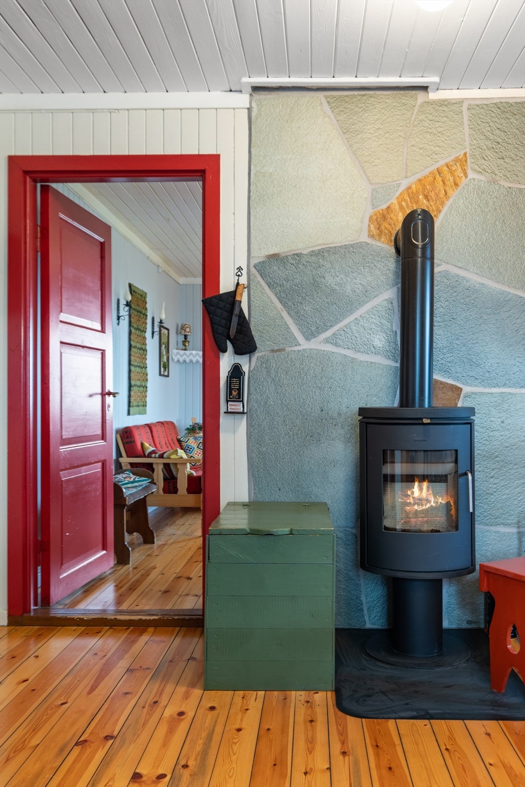 Trivelig peisovn på kjøkken. Galleribilde