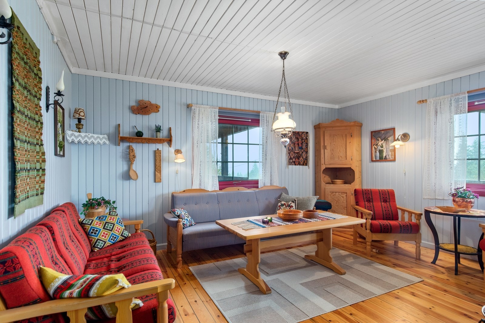 Koselig stue med god plass for sofagruppe og tilhørende møblement. Galleribilde