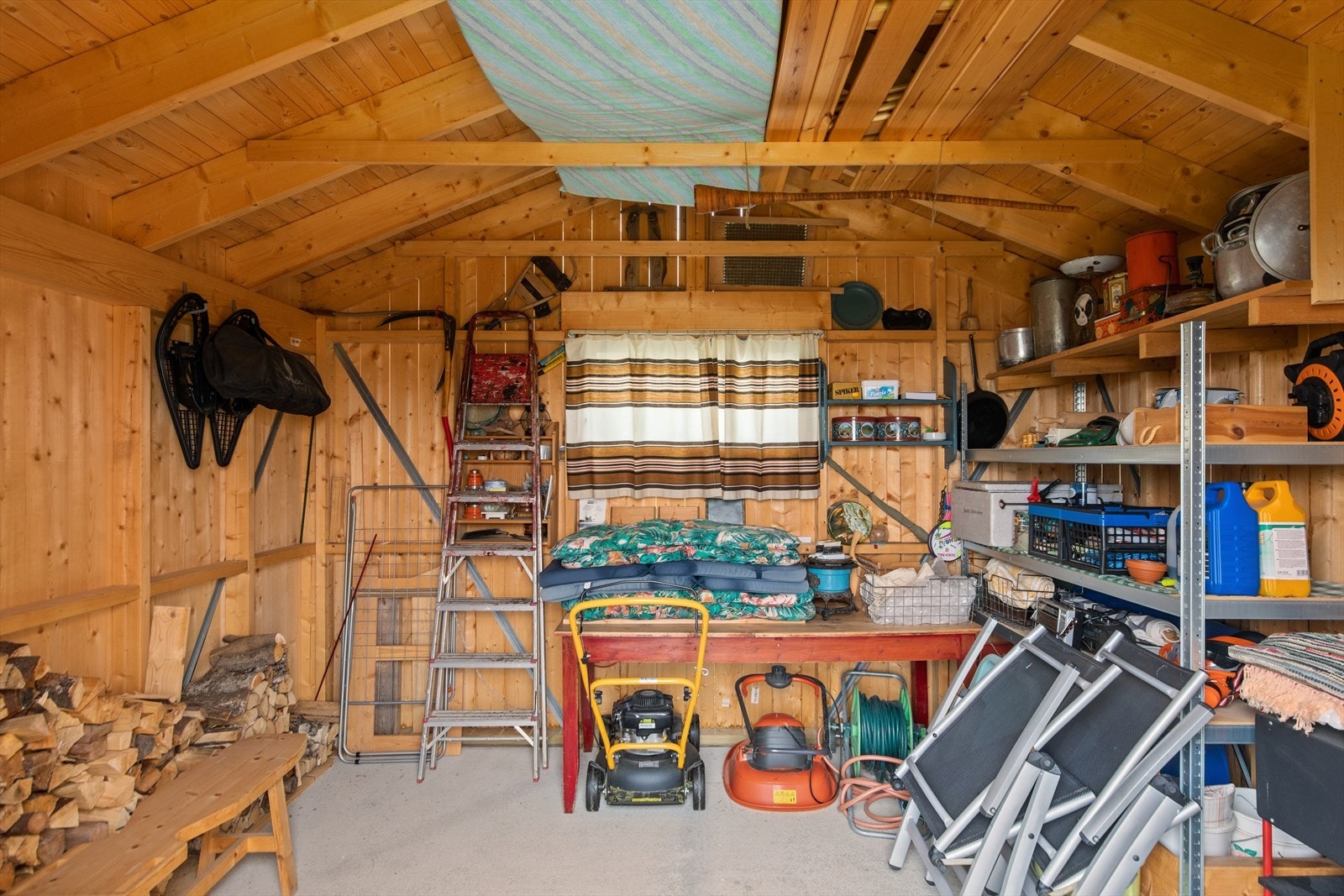 I uthuset er det god plass for oppbevaringsmuligheter. Eiendommen inneholder også eldre garasje. Galleribilde