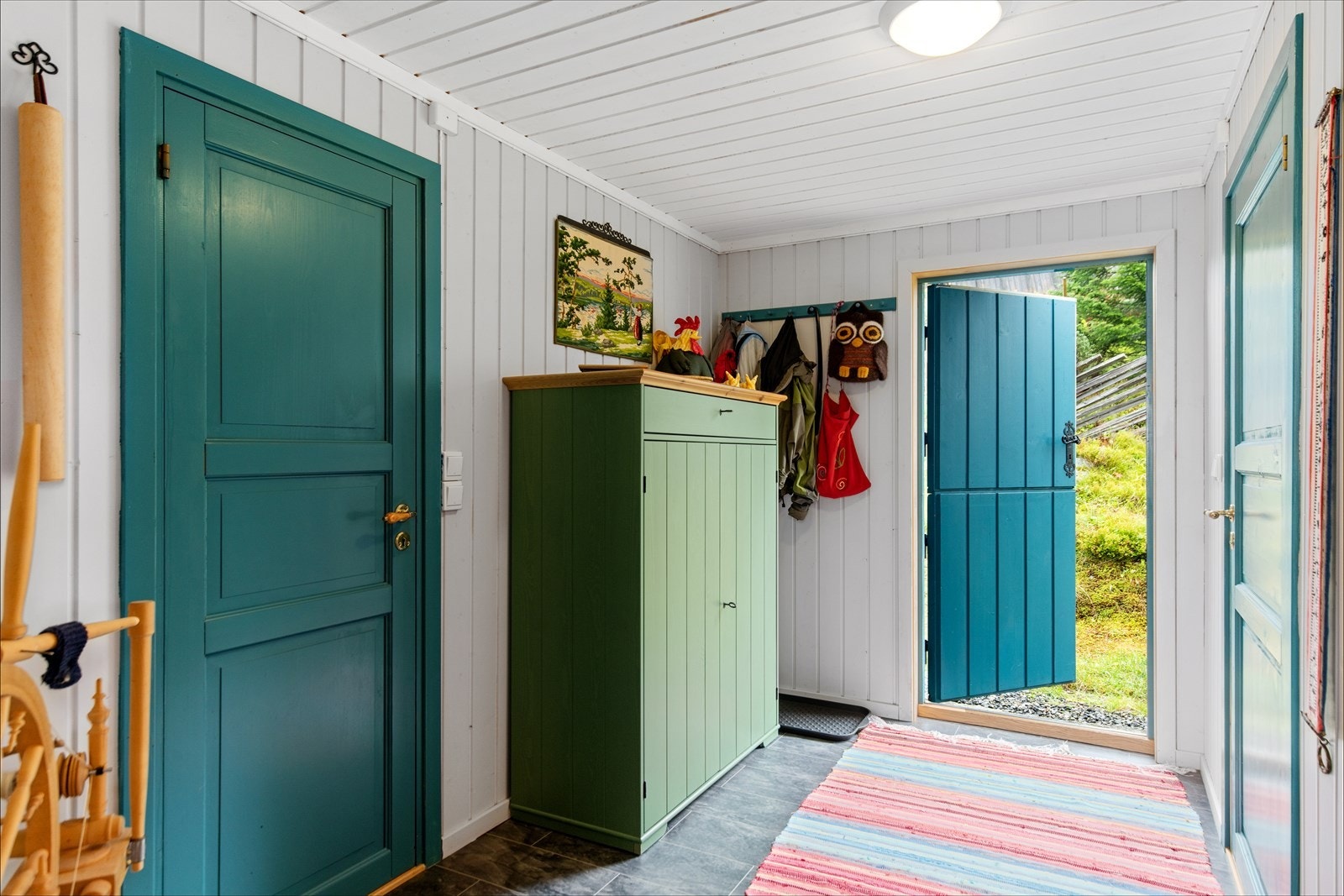 I tillegg til entréen er det inngangsparti på baksiden av hytta. Denne står i stil med entré med lysmalte vegger og plass for yttertøy og sko. Galleribilde