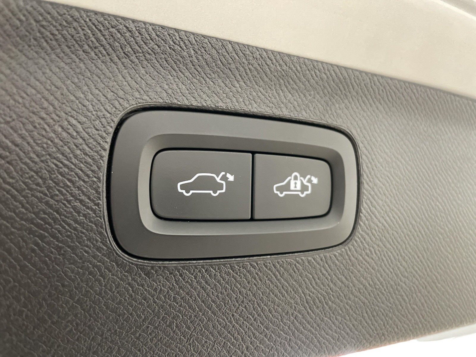 Elektrisk og sensor styrt bagasjeromsluke.