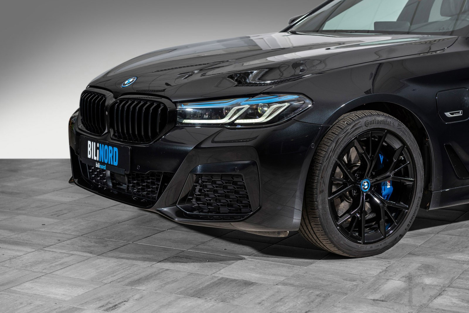 BMW xDrive omfatter alle fordelene med bakhjulsdrift, som presis styring, nøytralt veigrep i svinger og et klart skille mellom drivkraft og styring.