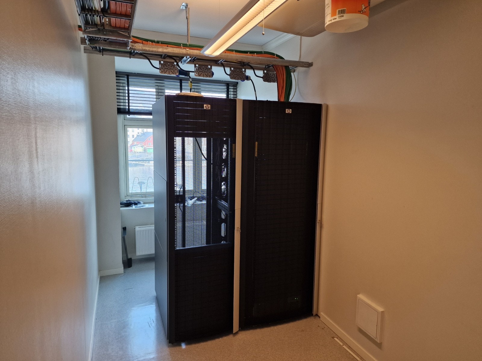 Datarom med kjøleanlegg. Galleribilde